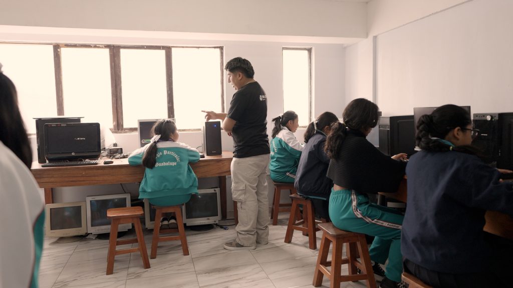 Estudiantes resolviendo matemáticas
